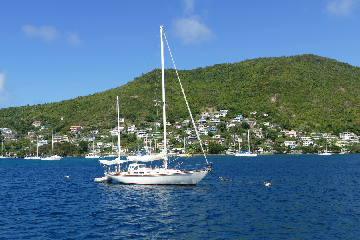 16. Bequia, Admiralty bay, vue vers le nord, un petit yawl anglais
