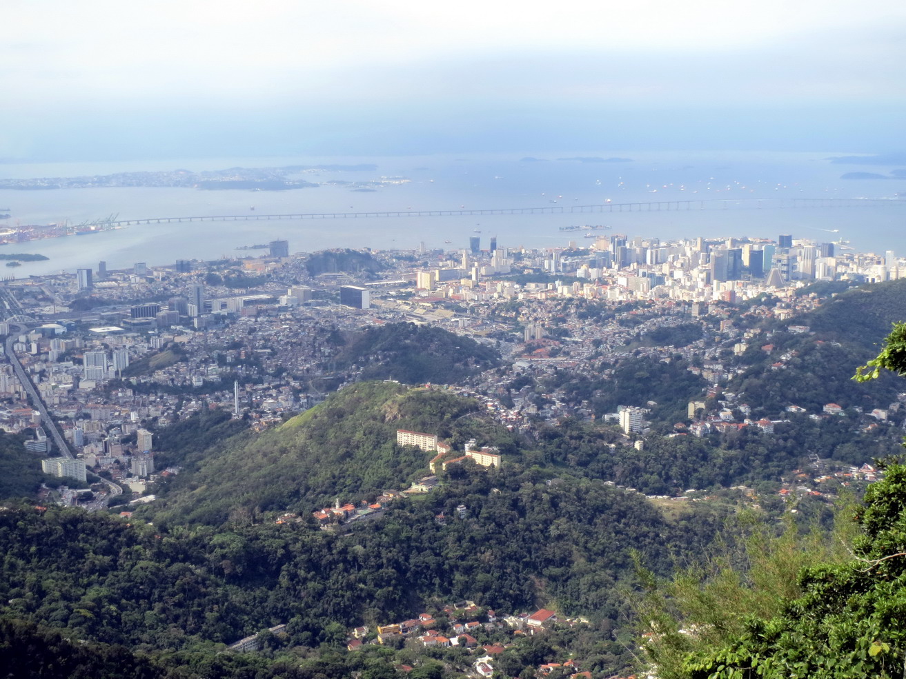 16. La ville et le pont de Niteroi vu du Corcovado