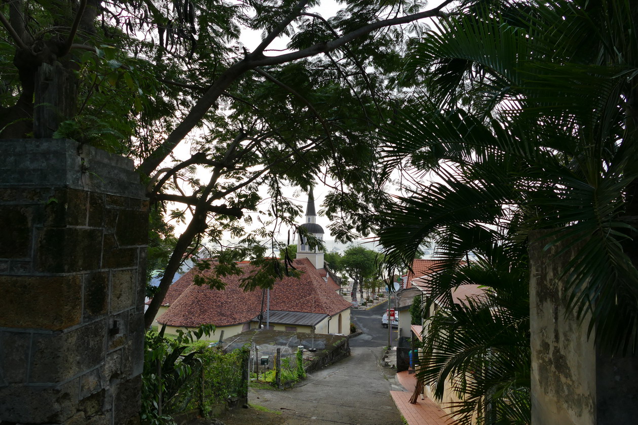 16. La Martinique, le calvaire de Ste Anne ; en redescendant vers l'église