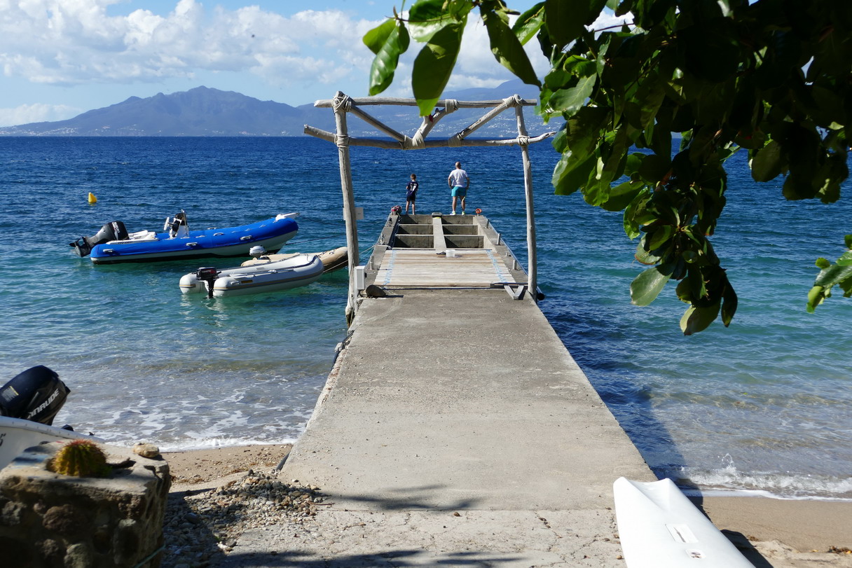 16. L'archipel des Saintes ; l'estacade a souffert des vagues de submersion du cyclone Maria