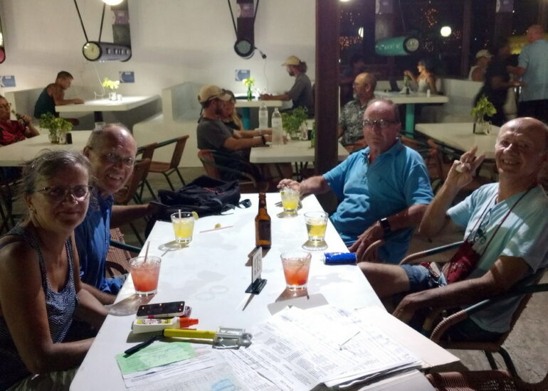 16. Le soir tombe ; les verres sont encore pleins