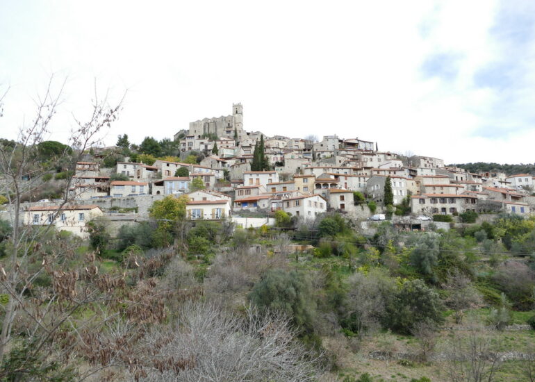 16. Le village fortifié de Eus