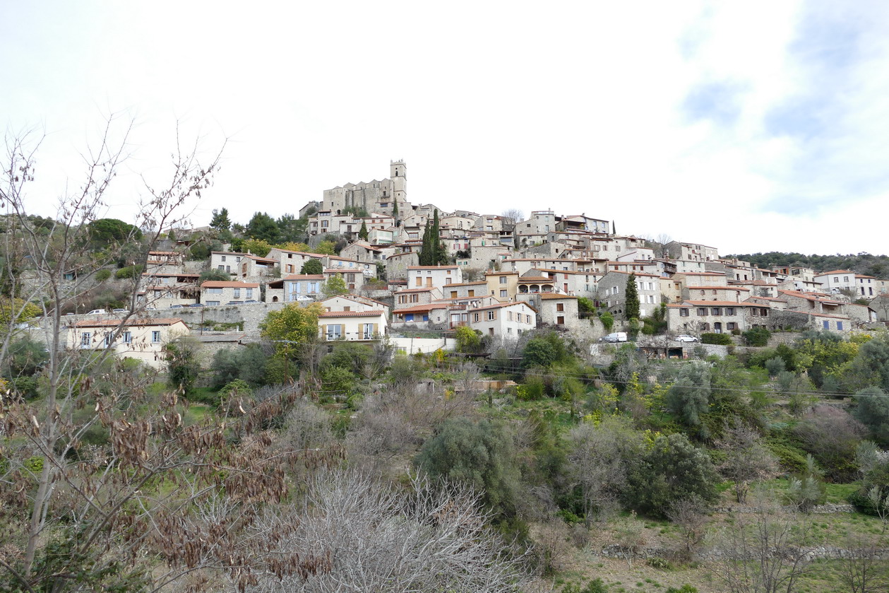 16. Le village fortifié de Eus