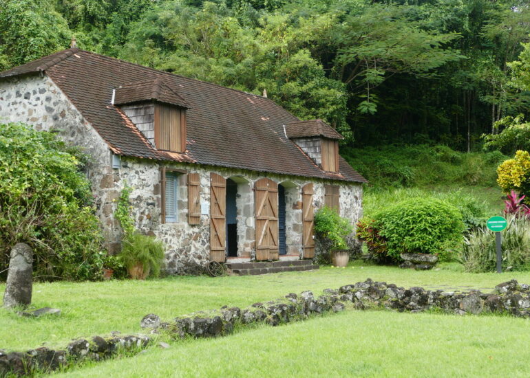 17. La Pagerie, domaine des Tascher ; la maison cyclonée en 1766 (murets en pierre) n'a jamais été reconstruite
