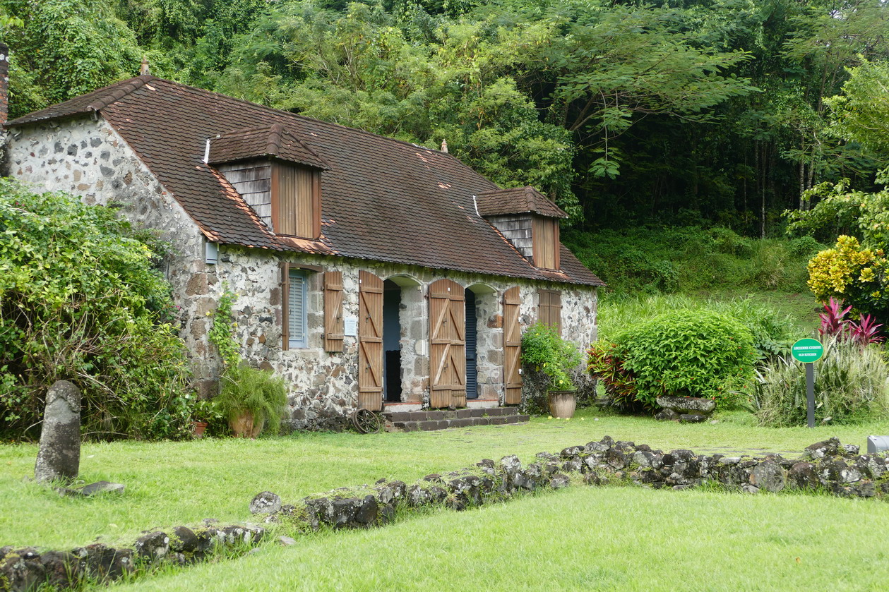 17. La Pagerie, domaine des Tascher ; la maison cyclonée en 1766 (murets en pierre) n'a jamais été reconstruite