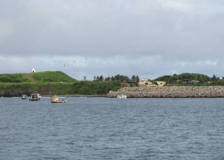 17. La digue, récemment reconstruite, du petit port dévasté par une grosse houle