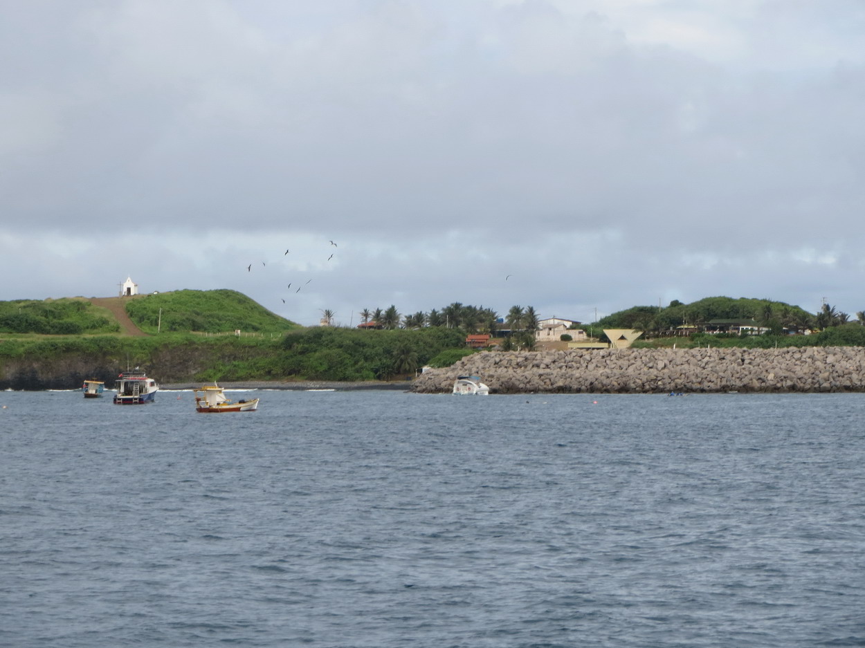 17. La digue, récemment reconstruite, du petit port dévasté par une grosse houle