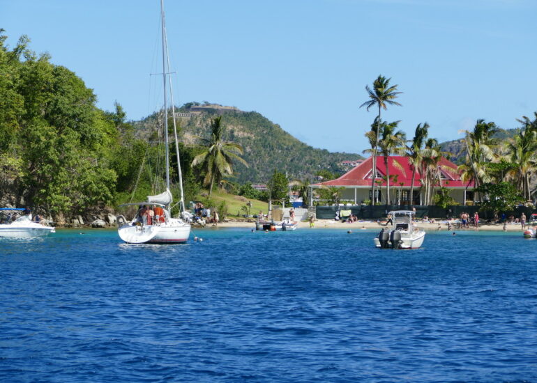 17. L'archipel des Saintes ; la plage du Pain de sucre dans la Petite anse