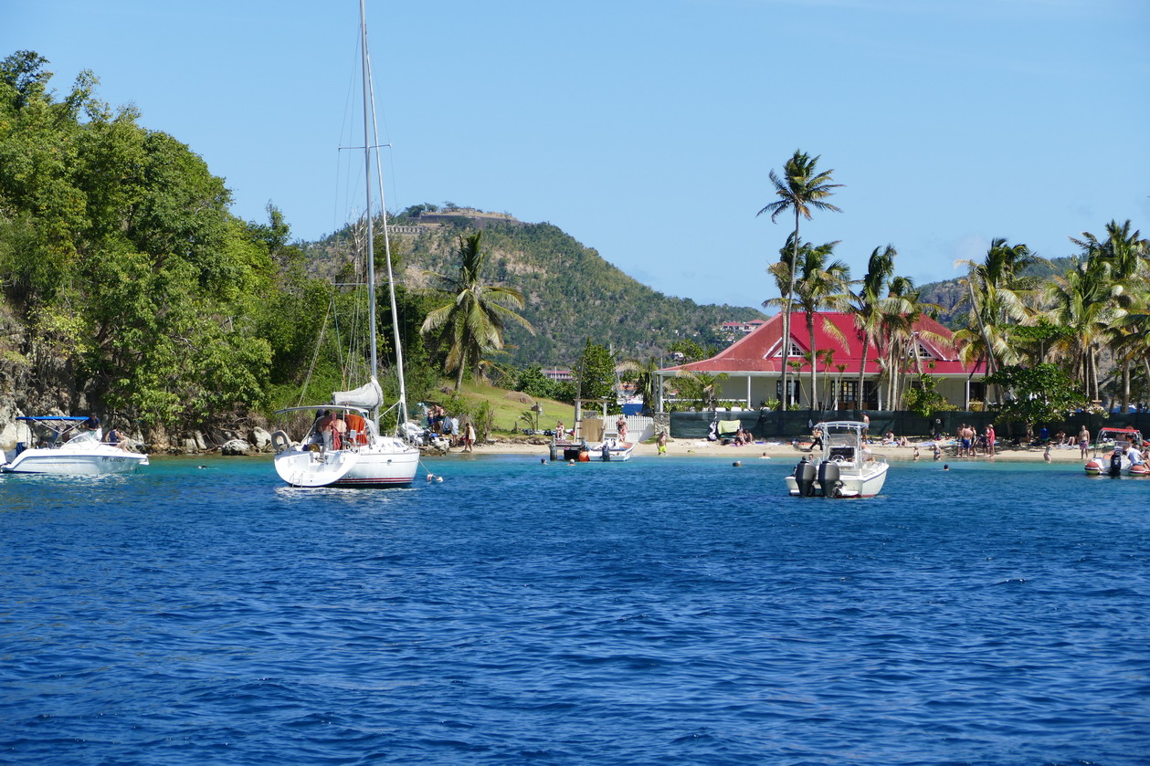 17. L'archipel des Saintes ; la plage du Pain de sucre dans la Petite anse