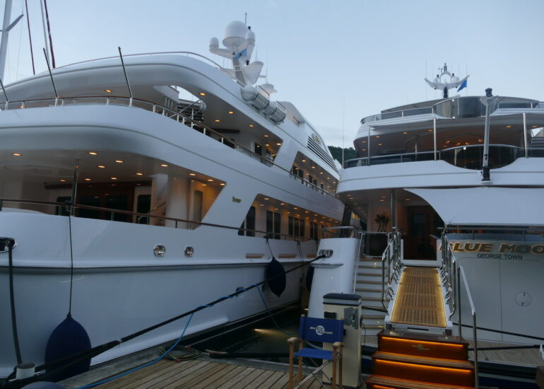 17. Les superyachts arrivent à y trouver leur place