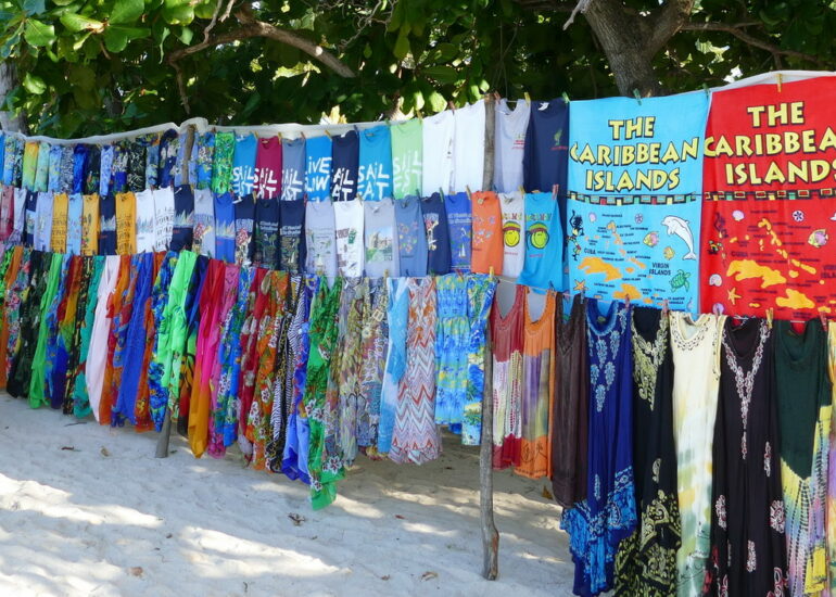 17. Mayreau, Salt whistle bay, on vend à l'étendue