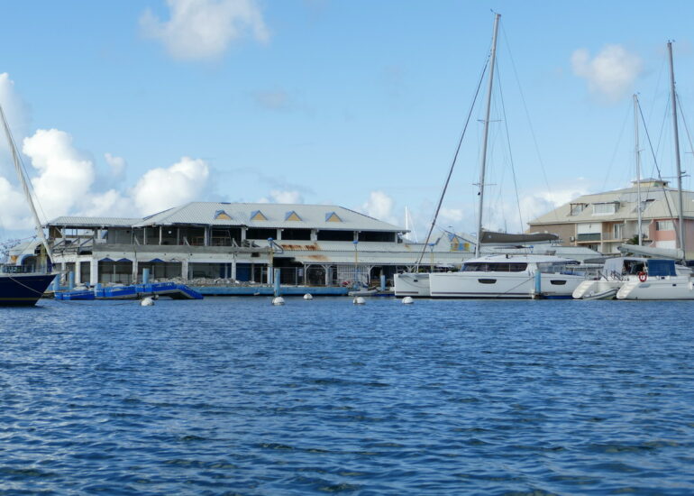17. St Martin, Marigot, Simpson bay lagoon, les bâtiments autour de la marina Le Port Royal