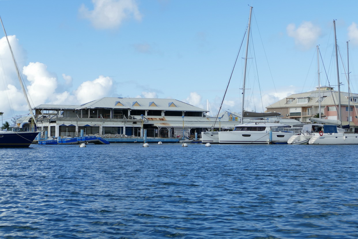 17. St Martin, Marigot, Simpson bay lagoon, les bâtiments autour de la marina Le Port Royal