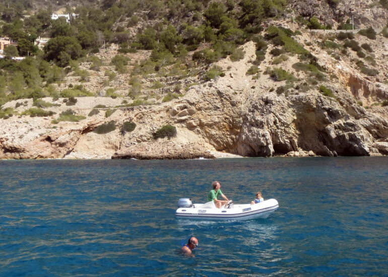 18. Ibiza, cala Longa, l'échelle (non assurée) est tombée à l'eau, il faut se dévouer