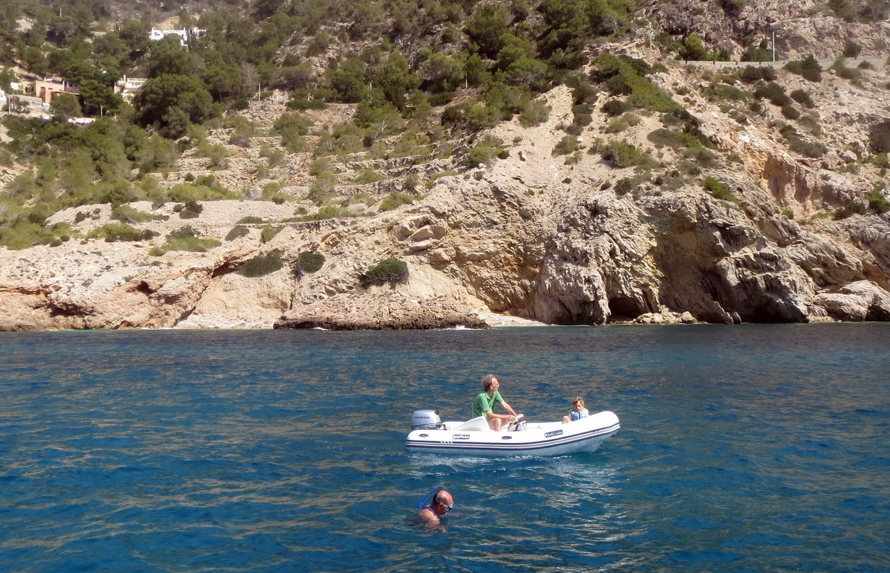 18. Ibiza, cala Longa, l'échelle (non assurée) est tombée à l'eau, il faut se dévouer