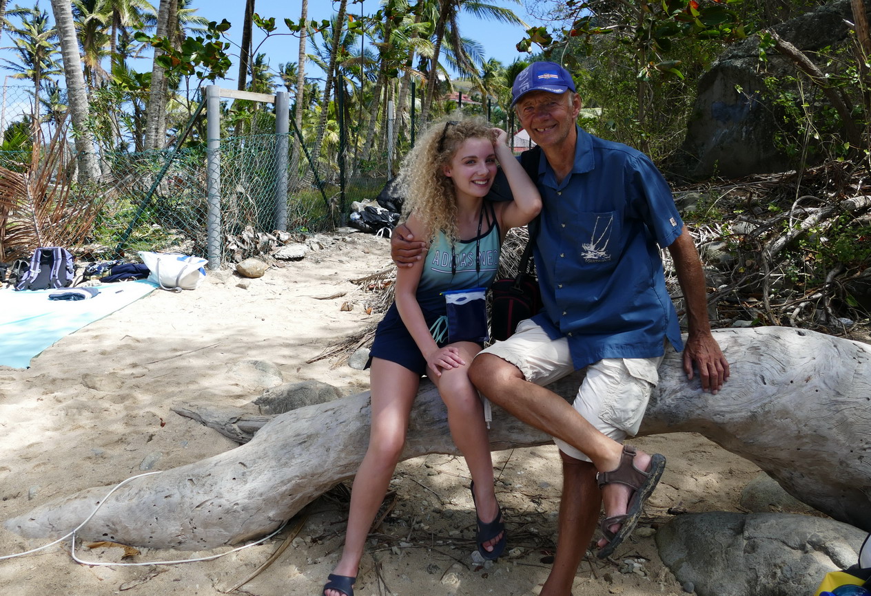 18. L'archipel des Saintes ; plage du Pain de sucre, petite et surfréquentée