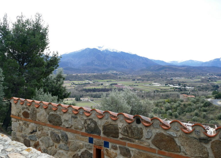 18. Le pic du Canigou vu du village fortifié de Eus