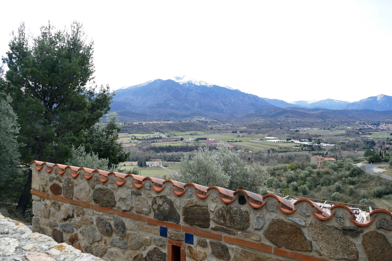 18. Le pic du Canigou vu du village fortifié de Eus