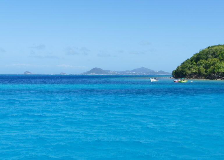 18. Les Tobago cays, vue sur l'île de Canouan