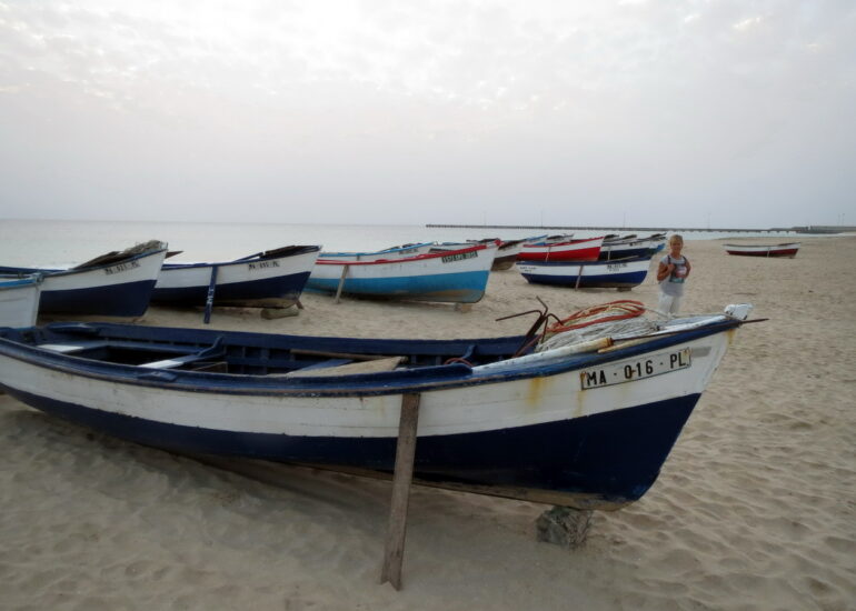 18. Les barques de pêche sont tirées sur la plage