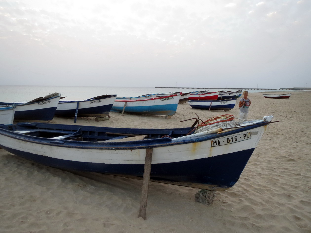 18. Les barques de pêche sont tirées sur la plage