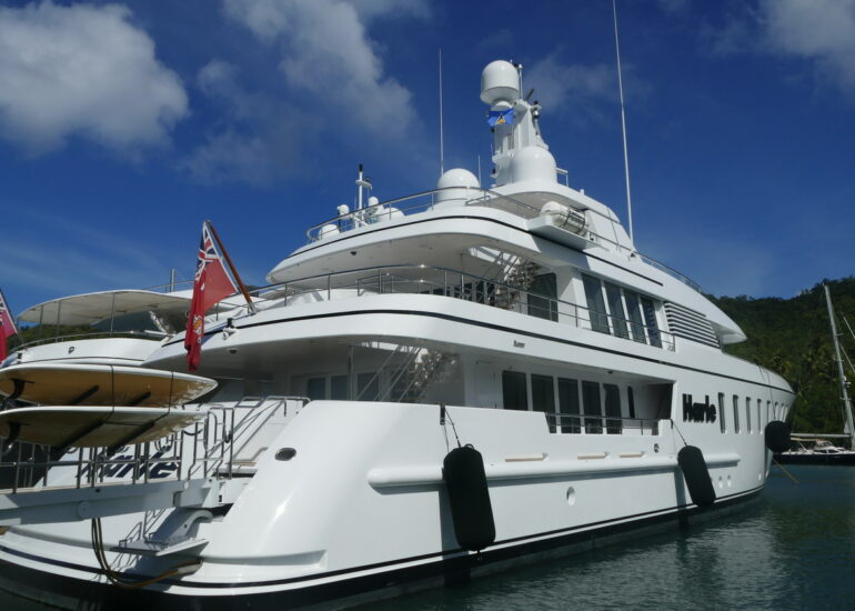 18. Les superyachts arrivent à y trouver leur place
