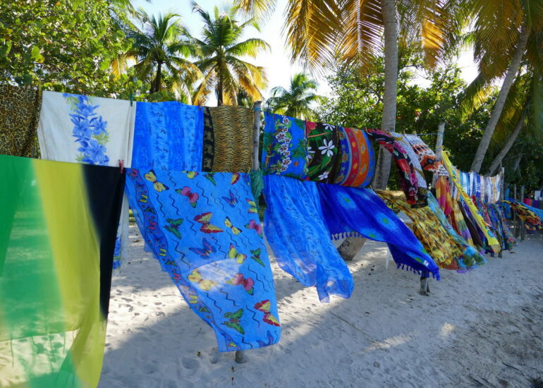 18. Mayreau, Salt whistle bay ; étoffes au vent