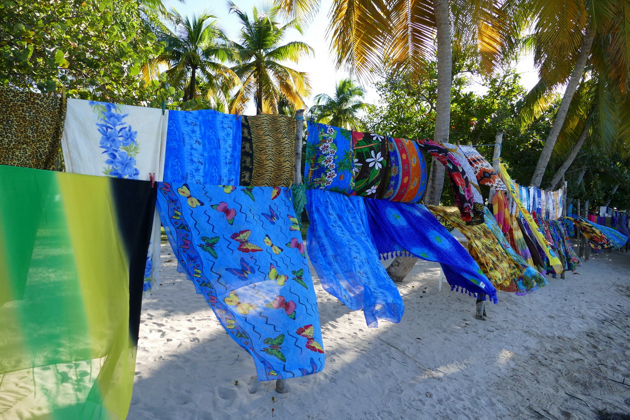 18. Mayreau, Salt whistle bay ; étoffes au vent