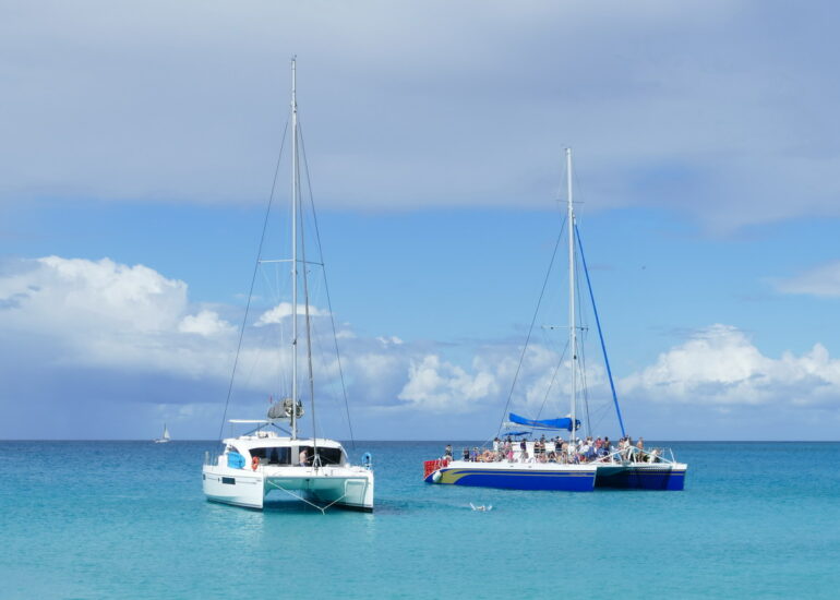 18. Sint Maarten, Maho beach, les plateformes flottantes habituelles, chargées de monde