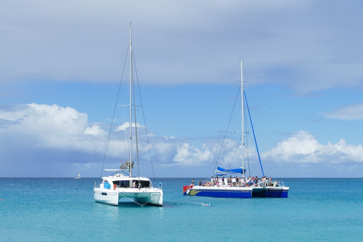 18. Sint Maarten, Maho beach, les plateformes flottantes habituelles, chargées de monde
