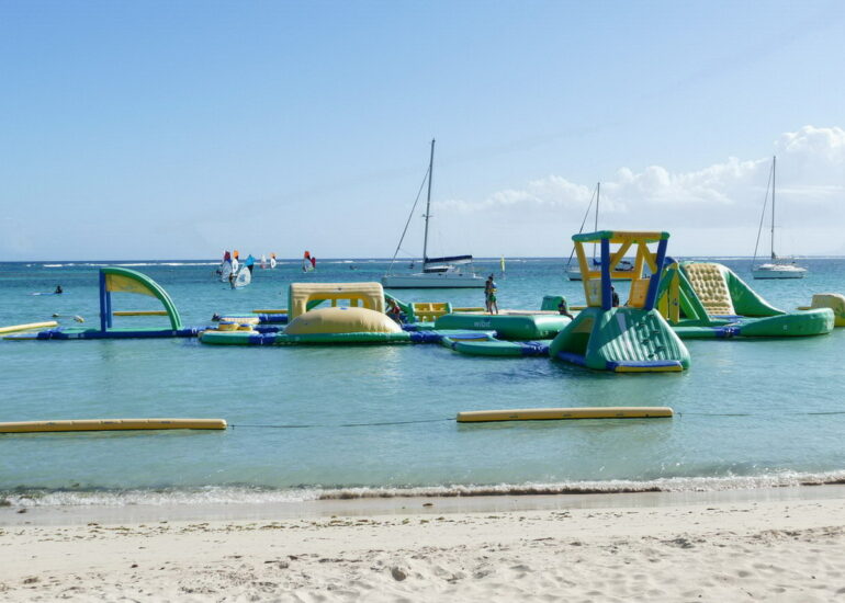 18. Ste Anne, la plage de la Caravelle derrière sa barrière de corail