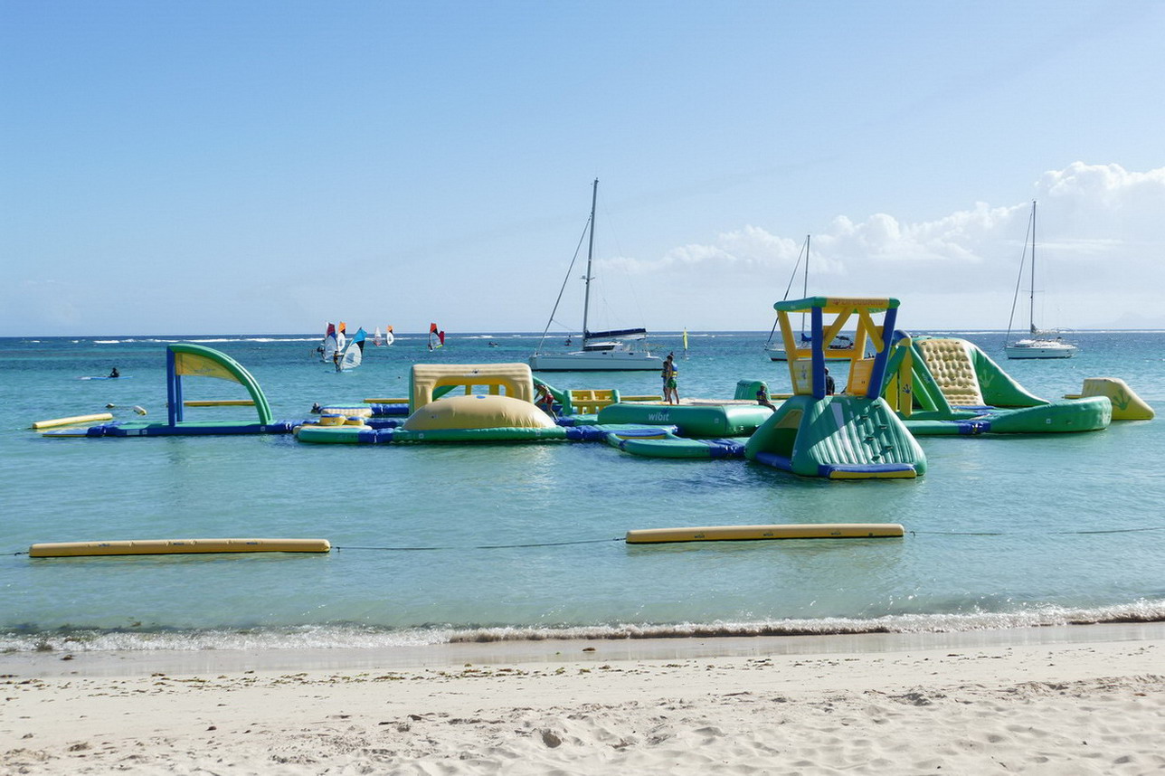 18. Ste Anne, la plage de la Caravelle derrière sa barrière de corail