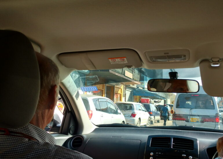 19. Dans le taxi à Paramaribo