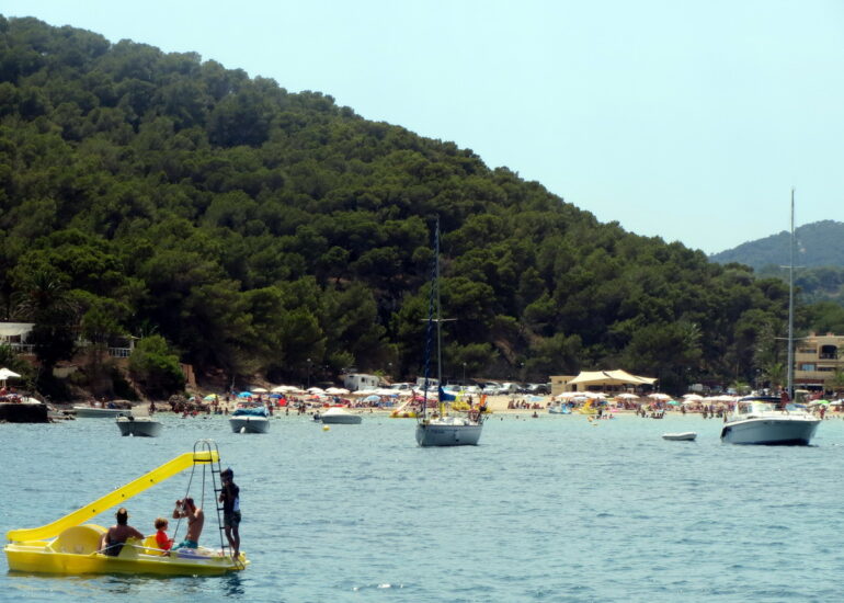 16. Ibiza, cala Longa, une plage très fréquentée