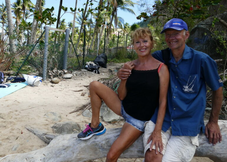 19. L'archipel des Saintes ; plage du Pain de sucre, petite et surfréquentée