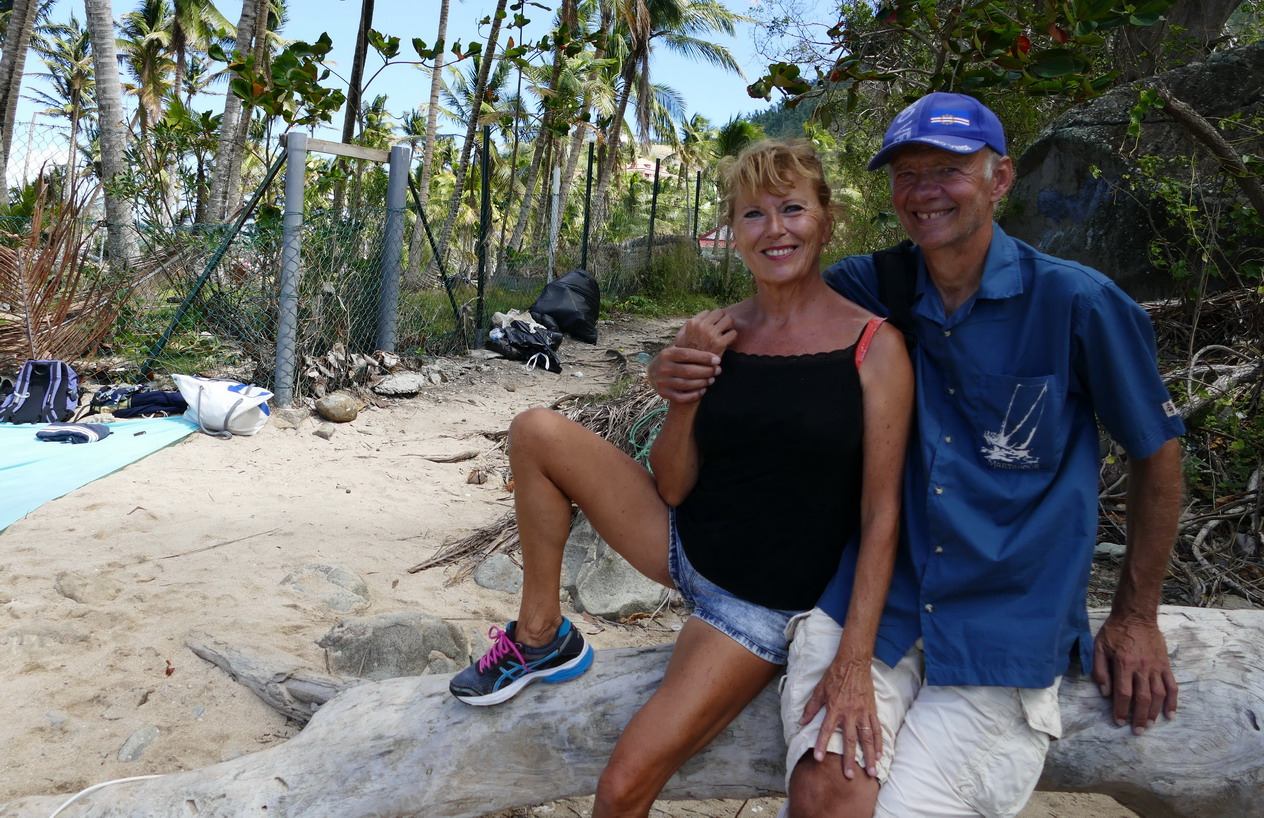 19. L'archipel des Saintes ; plage du Pain de sucre, petite et surfréquentée