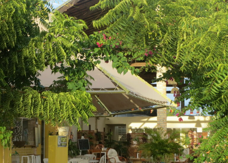 19. Le restaurant et le hall de réunion de la marina