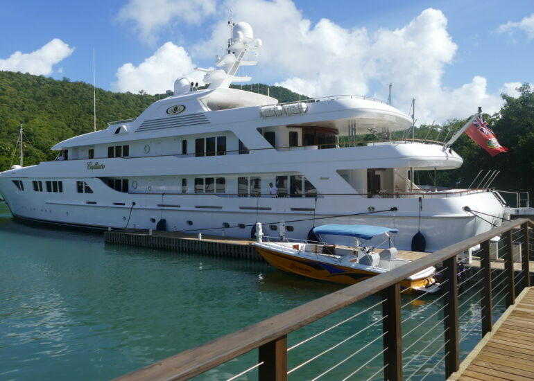 19. Les superyachts arrivent à y trouver leur place (Callisto 73 m, location dans les 500 000 US$ la semaine)