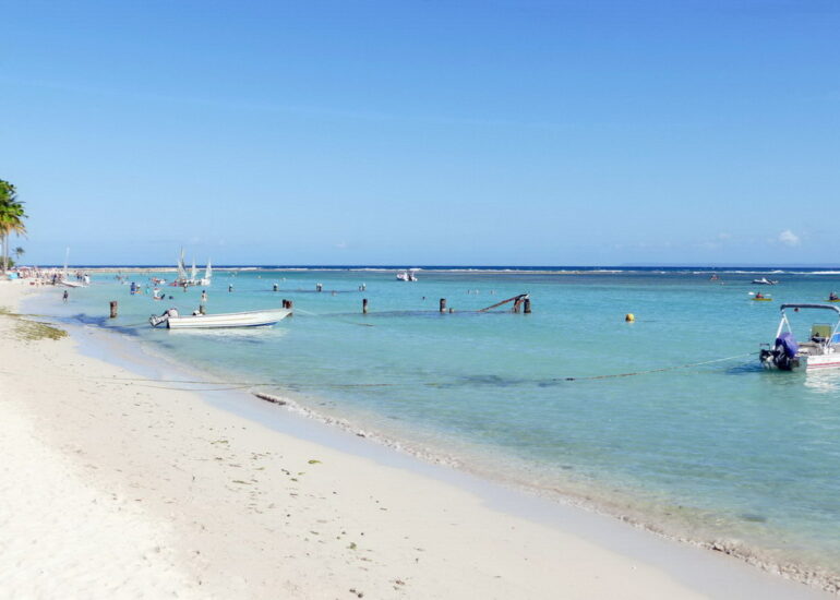 19. Ste Anne, la plage de la Caravelle derrière sa barrière de corail