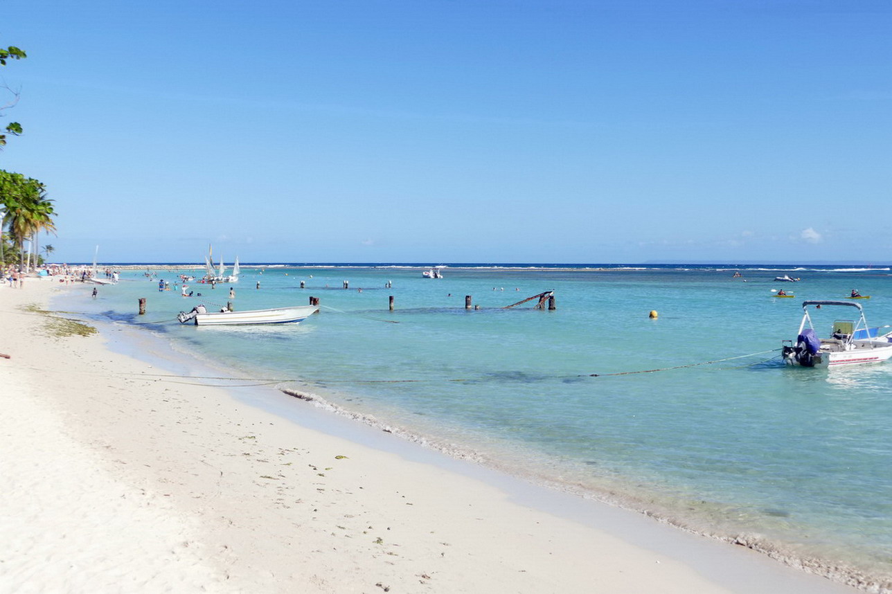 19. Ste Anne, la plage de la Caravelle derrière sa barrière de corail