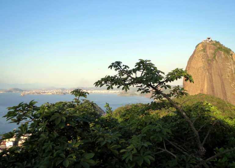 19. Du Morro d'Urca vue sur la ville de Niteroi et sur le Pain de sucre