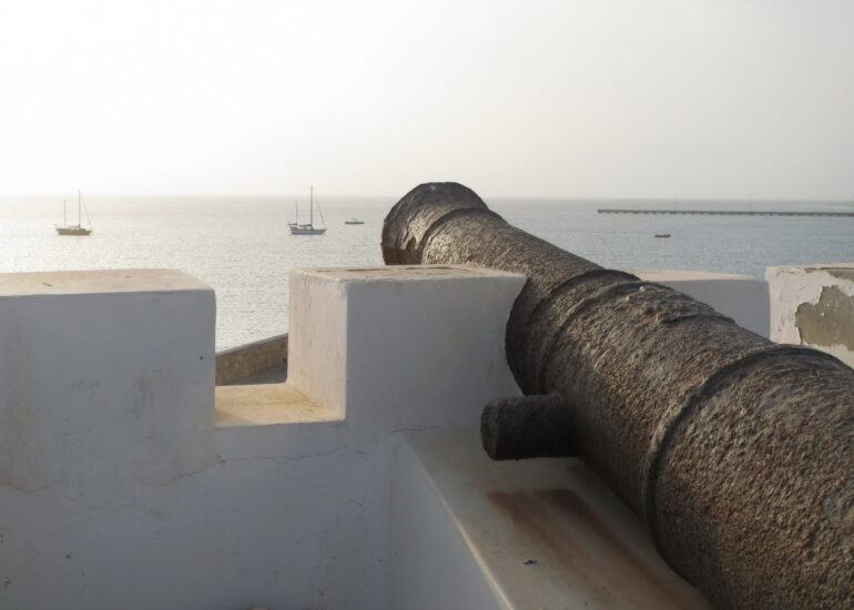 2. Du fortin, Mindelo est sous les feux des canons destinés aux Anglais