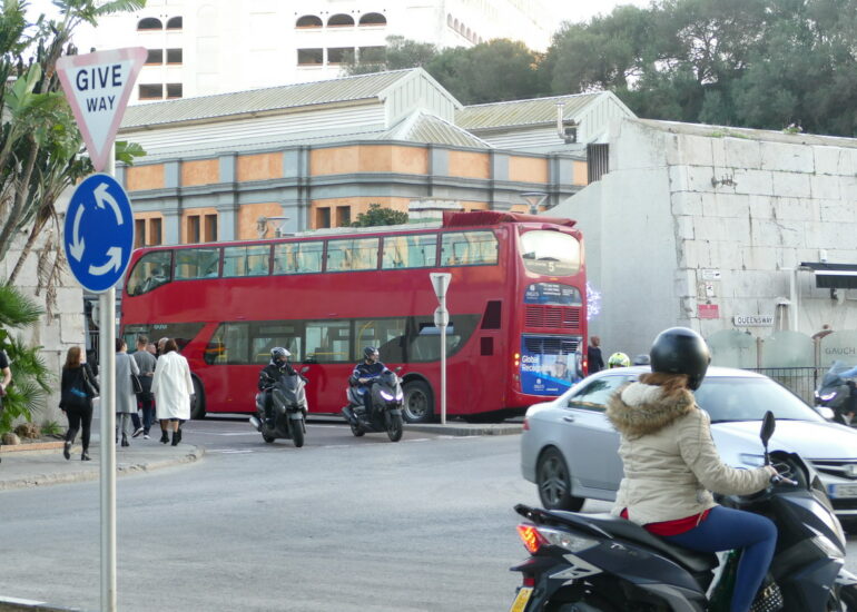 20. Gibraltar, autobus à l'anglaise et glacis qui entoure la ville