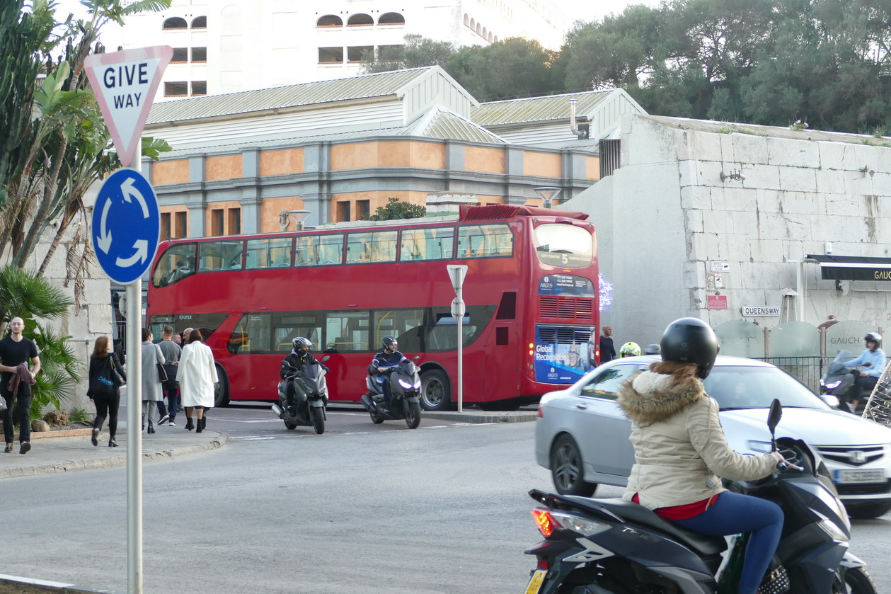 20. Gibraltar, autobus à l'anglaise et glacis qui entoure la ville