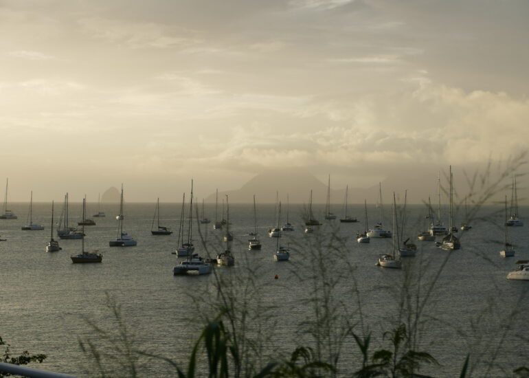 20. La Martinique, le mouillage de Ste Anne ; le rocher du Diamant à l'arrière-plan