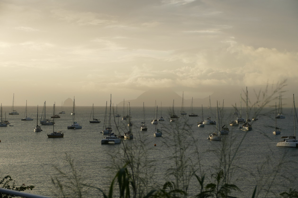 20. La Martinique, le mouillage de Ste Anne ; le rocher du Diamant à l'arrière-plan