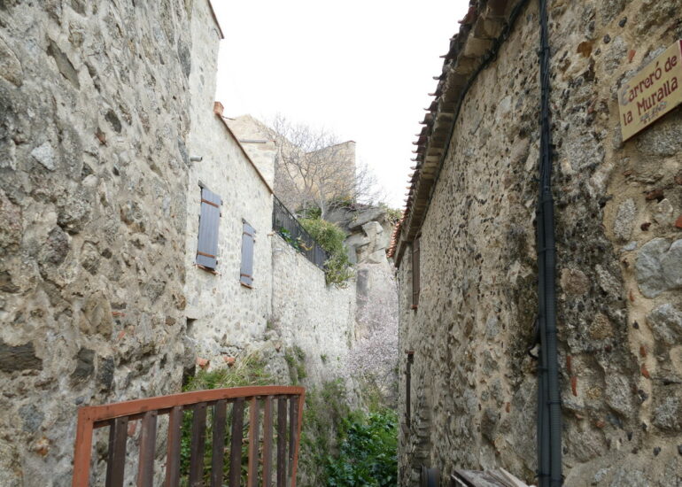 20. Le village fortifié de Eus