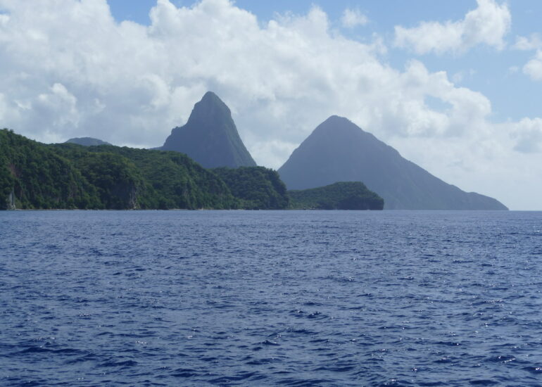 20. Les Pitons, symboles de Ste Lucie, apparaissent