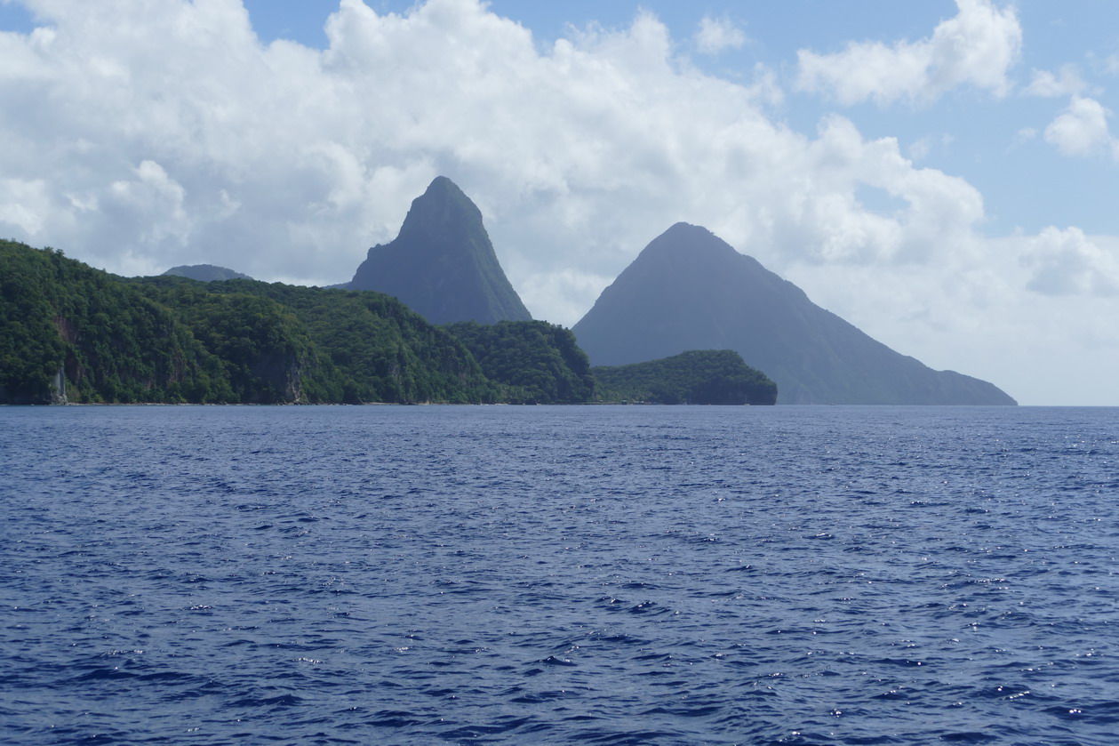 20. Les Pitons, symboles de Ste Lucie, apparaissent