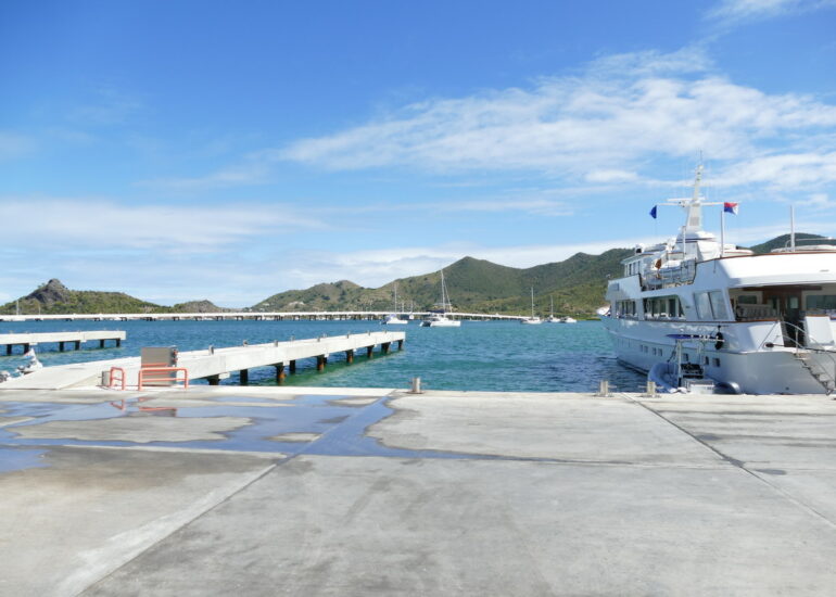20. Sint Maarten, le pont autoroutier qui traverse le lagon